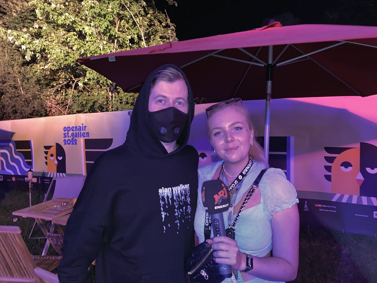 Julia Wüthrich bei einem Interview mit Alan Walker